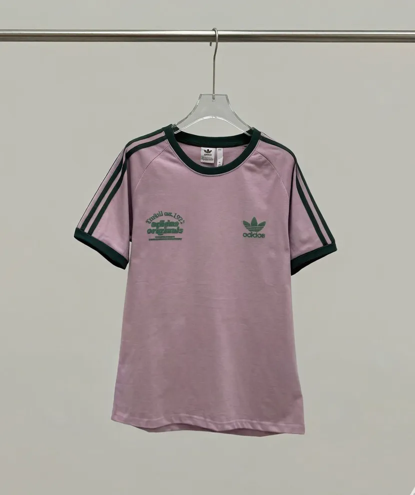 Adida Clover New Arrival Retro Ribbon Thread Women's Slim Short Sleeve! ADClassic Retro sports series three-striped short sleeves. The surface of the fabric is threaded, so it is also called threaded T. It has a slim fit and raglan sleeve design, which makes it look slimmer. The three-stripes are not the previous webbing. This season, they are made of knitted cotton fabrics that are cut and stretched using a special machine. A T, 4 kinds of fabrics, imitation thread + thread + Black knitted T-shirt material + same color collar striped knitted material. A must-have for hot girls! Clover girl! The Versatile model is out on the street! Style No.: A 225# Color: Black, Apricot, Purple, Size: S-2XL